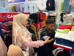Berbagi Kebahagiaan, PKK Gampong Cot Lamkuweuh Ajak Anak Yatim Belanja Baju Lebaran