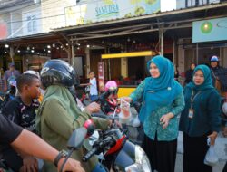 TP PKK Aceh Barat Bagi Ratusan Cup Kanji Rumbi di Kota Meulaboh