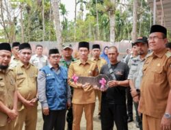 Bupati Aceh Barat Serahkan Kunci Rumah Huntara kepada Korban Bencana Hidrometeorologi