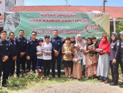 Bidhumas Polda Aceh Bagikan Ratusan Kilogram Kurma Bantuan Kapolda kepada Masyarakat