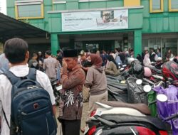 Puluhan Warga Padati Kantor Bank Aceh Syariah Cabang Subulussalam Antre Tukar Uang Pecahan