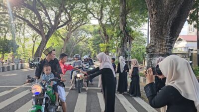 Forum Anak Kota Sabang Bagikan 250 Paket Takjil di Depan Kantor Wali Kota
