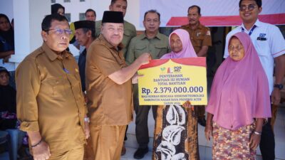 Bupati TRK Serahkan Bantuan Sosial Rp9,8 Miliar bagi Korban Bencana di Beutong Ateuh Banggalang