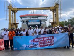 Sekda Aceh Serahkan Bingkisan kepada Pemudik di KMP Aceh Hebat 2