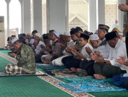 Wagub Aceh dan Mendagri Salat Jumat di Masjid Darussalam Kawasan Huntara Aceh Tamiang