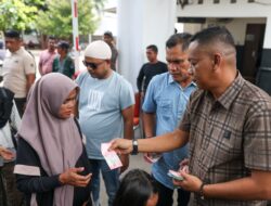 Seribuan Warga Padati Meuligoe Gubernur Aceh Terima THR dari Mualem