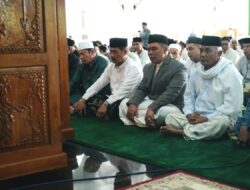Bupati Syech Muharram Shalat Ied di Masjid Agung Al Munawwarah Kota Jantho