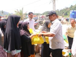 Bupati Aceh Tamiang Salurkan Bantuan Sembako kepada Masyarakat Kecamatan Sekerak