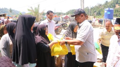 Bupati Aceh Tamiang Salurkan Bantuan Sembako kepada Masyarakat Kecamatan Sekerak