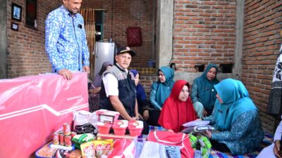 Rita Mayasari Serahkan Bantuan Sembako kepada Penyandang Disabilitas di Teubang Phui Montasik