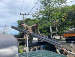 Satpol PP dan WH Aceh Besar Bongkar Kanopi Menjulur ke Jalan di Lambaro