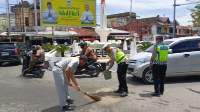 Respons Cepat Satlantas Polres Aceh Barat, Tangani Tumpahan Minyak di Simpang Pelor
