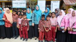 Bunda Guru Aceh Semangati Murid SD Negeri Tanah Rata Peureulak