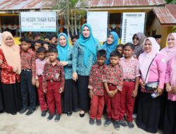 Bunda Guru Aceh Semangati Murid SD Negeri Tanah Rata Peureulak
