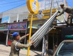 Satpol PP dan WH Aceh Besar Tertibkan Bangunan Liar di Baitussalam