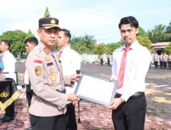 Upacara Hari Kesadaran Nasional, Kapolres Aceh Singkil Serahkan Penghargaan Kepada Enam Personel Berprestasi