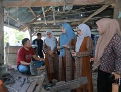 Ketua Dekranasda Aceh Besar Rita Mayasari Dorong Regenerasi Perajin Rencong di Baet Mesjid