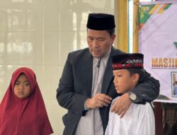 Safari Jumat Santuni 65 Anak Yatim di Silih Nara, Bupati Haili Yoga: Masjid Telah Menjadi Fungsi Sosial