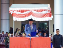 Pimpin Upacara Hardiknas 2026, Bupati TRK Serahkan Penghargaan bagi Siswa Berprestasi