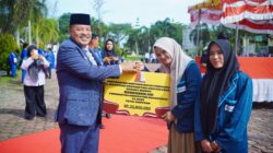 Bupati TRK Serahkan Bantuan Pendidikan Rp721 Juta bagi 580 Santri dan Mahasiswa