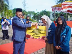 Bupati TRK Serahkan Bantuan Pendidikan Rp721 Juta bagi 580 Santri dan Mahasiswa
