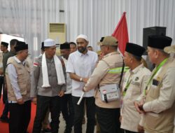Lepas Kloter Perdana Calon Jemaah Haji Aceh, Gubernur Mualem Ingatkan Bersihkan Hati dan Jaga Kesehatan