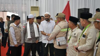 Lepas Kloter Perdana Calon Jemaah Haji Aceh, Gubernur Mualem Ingatkan Bersihkan Hati dan Jaga Kesehatan