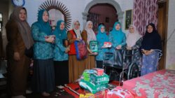 Rita Mayasari Serahkan Kursi Roda dan Bantuan Sosial untuk Lansia Penderita Stroke di Darul Imarah