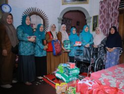 Rita Mayasari Serahkan Kursi Roda dan Bantuan Sosial untuk Lansia Penderita Stroke di Darul Imarah