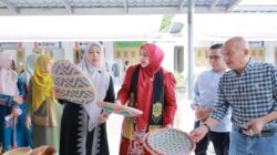 Ketua Dekranasda Aceh Selatan Kunjungi Showroom dan Sentra IKM Dekranasda Aceh Besar