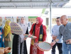 Ketua Dekranasda Aceh Selatan Kunjungi Showroom dan Sentra IKM Dekranasda Aceh Besar