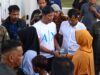 Mualem Bagikan Uang Meugang kepada Seribuan Warga yang Datangi Meuligoe Gubernur
