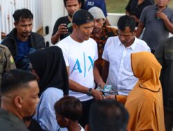 Mualem Bagikan Uang Meugang kepada Seribuan Warga yang Datangi Meuligoe Gubernur