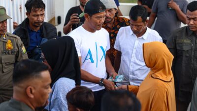 Gubernur Mualem Bagikan Uang Meugang kepada Seribuan Warga yang Datangi Meuligoe