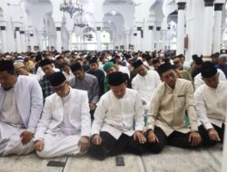 Kapolda Aceh Salat Idul Adha di Masjid Raya Baiturrahman Dan Serahkan Satu Ekor Sapi Untuk Qurban