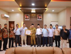 Pemkab Aceh Barat Terima Anugerah Keterbukaan Informasi Publik dari KIA