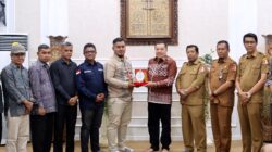 Bupati TRK Terima Anugerah Keterbukaan Informasi Publik 2025 dari KIA