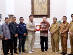 Bupati TRK Terima Anugerah Keterbukaan Informasi Publik 2025 dari KIA