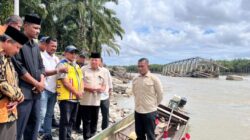 Tinjau Infrastruktur Rusak, Bupati TRK Minta Dukungan DPR RI Bangun Kembali Jembatan Alue Wakie