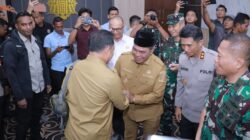 Bupati Syech Muharram Sambut Kedatangan Mendagri Tito Karnavian di Bandara SIM