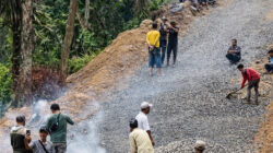 Alumni STM Negeri Bireuen ’93 Salurkan Donasi untuk Perbaikan Jalan Enang-Enang