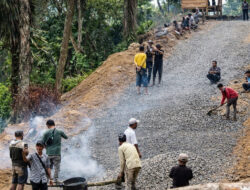 Alumni STM Negeri Bireuen ’93 Salurkan Donasi untuk Perbaikan Jalan Enang-Enang