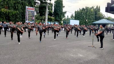 Ikut Olahraga Bersama, Puluhan Prajurit Kodim 0101/Kota Banda Aceh Tumpah Ruah di Halaman Makodim