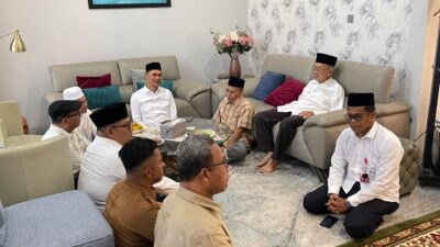 Sekda Aceh Bersama Pimpinan SKPA Takziah ke Rumah Duka Almarhum dr. Zaini Abdullah