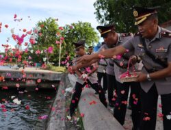 Peringati Hari Bhayangkara Ke-80, Polres Sabang Gelar Upacara Tabur Bunga ke Laut