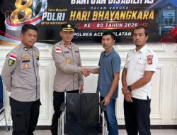 Polres Aceh Selatan Serahkan Kursi Roda untuk Penyandang Disabilitas