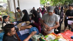 Ratusan Warga Darul Imarah Serbu Pasar Murah di Halaman Kantor Camat