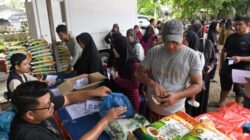 Ratusan Warga Darul Imarah Serbu Pasar Murah di Halaman Kantor Camat