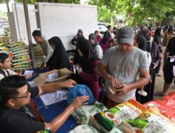 Ratusan Warga Darul Imarah Serbu Pasar Murah di Halaman Kantor Camat