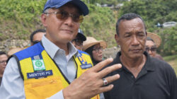 Tinjau Jembatan Enang-Enang, Menteri PU Dody Hanggodo Apresiasi Gotong Royong Warga